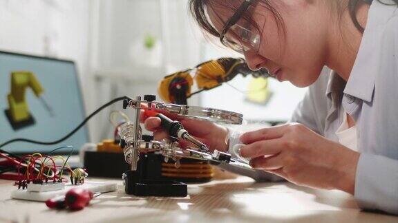 工程师或技术员用烙铁修理机器人电子线路板