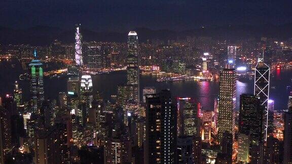 4k镜头鸟瞰图或无人机拍摄的夜间香港旅游和商务目的地