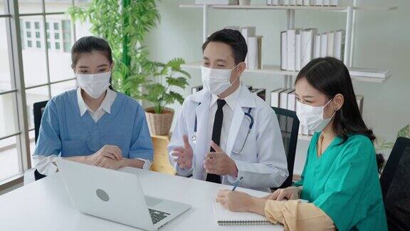 一组亚洲医生正在网上咨询病人