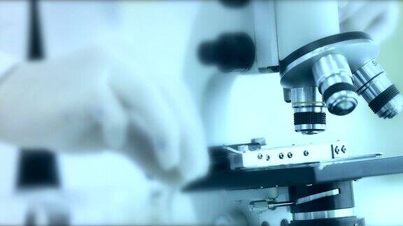 科学家为实验调整显微镜