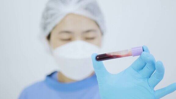 亚洲女医生检查异常情况验血结果