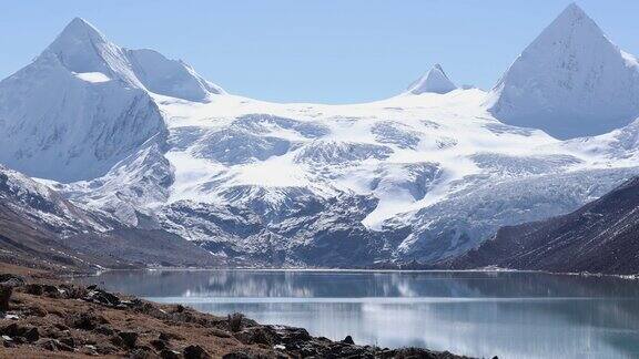 中国西藏冰川泻湖