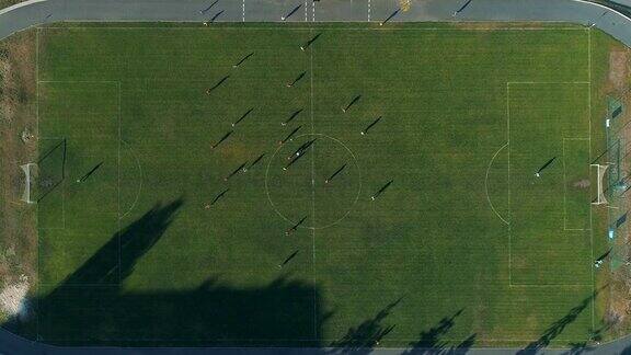空中无人机视频飞过球场上的足球运动员