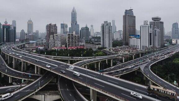 中国上海繁忙道路交叉口TU鸟瞰图