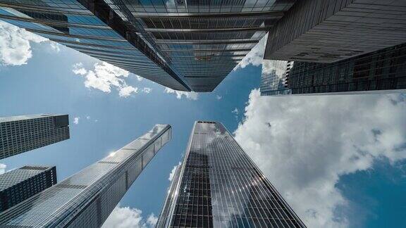 PAN高层企业大厦、摩天大楼和天空的低角度视图