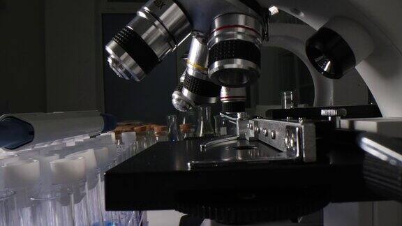 化学实验室的桌子上有很多显微镜和试管近距离4k电影慢动作
