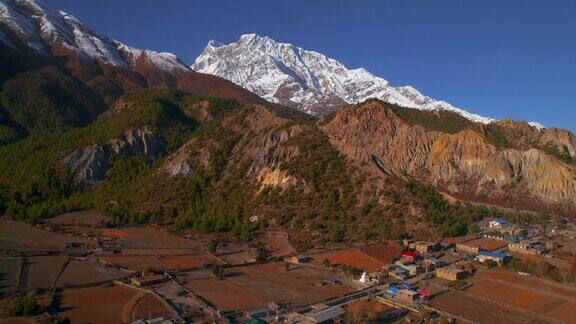 航拍拍摄了胡德村的房屋建筑旅馆在安纳普尔纳巡回跋涉Marshyangdi山谷喜马拉雅山脉尼泊尔民居建筑风格