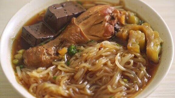 棕色汤碗炖鸡面-亚洲风味