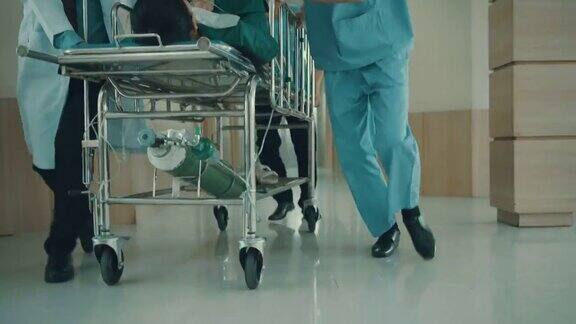 从低角度看医疗组正把躺在床上的病人从走廊推到手术室
