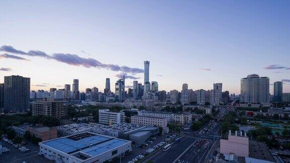 繁忙的城市交通和商业建筑日落时的北京鸟瞰图(延时)