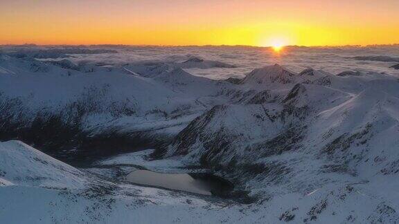 随着太阳的升起一个黑色的湖静静地躺在一座雪山的怀抱里