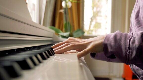 女人把手放在钢琴上