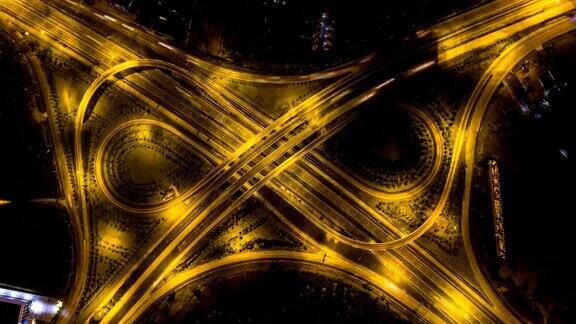 空中延时视频:高速公路路口的夜间交通高空拍摄