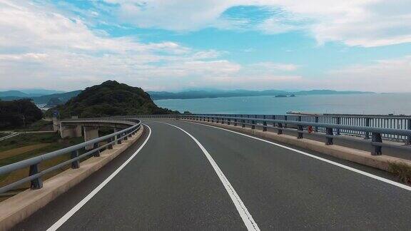 “Tsunoshima桥”上的空旷笔直道路