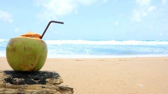 泰国普吉岛热带海滩上的新鲜椰子和饮用吸管4K