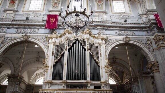 教堂里庄严的管风琴