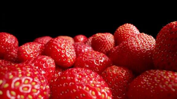 黑色背景上的有机红熟草莓天然多汁浆果广角