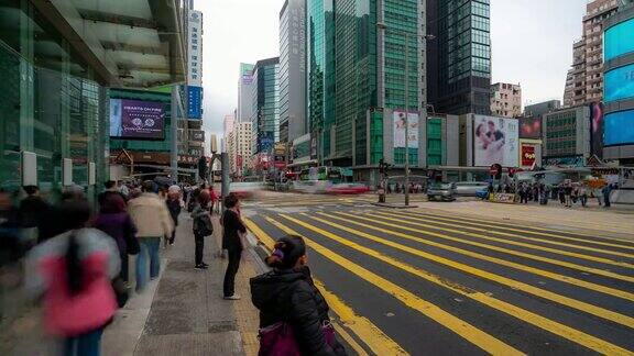 延时:香港弥敦道孟角站的行人与交通
