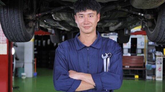 画一个男人的汽车修理工汽车技术员修理工检查老板下面小企业