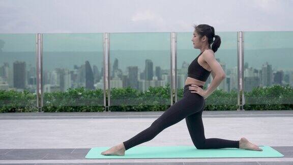 美丽的亚洲女人做瑜伽练习运动和保健