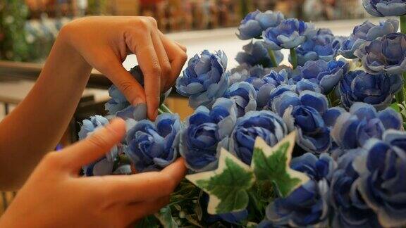 花店老板布置蓝色花束