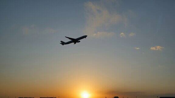 飞机起飞天空日落日落黄昏在中国机场北京