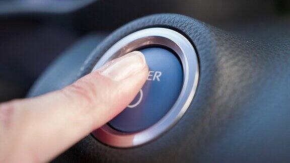 按下电源按钮启动汽车发动机