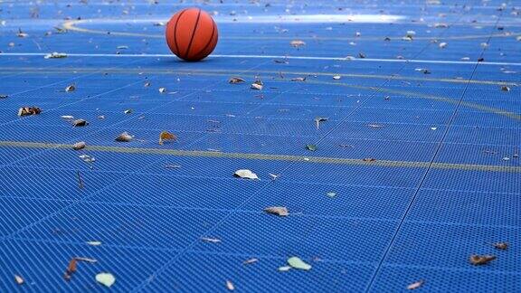 一个篮球在地板上滚动blueм
