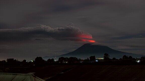 尼拉贡戈火山在夜晚发光