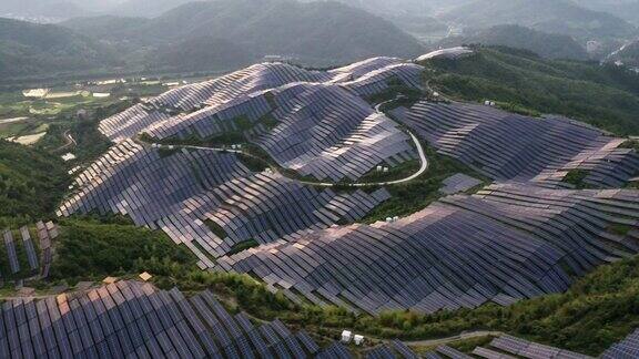 山顶上宏伟的太阳能发电厂反射太阳的光线