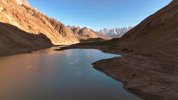 巴基斯坦北部喀喇昆仑山脉阿塔巴特湖的鸟瞰图