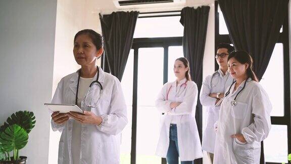 图为一群亚洲医生站在医院里