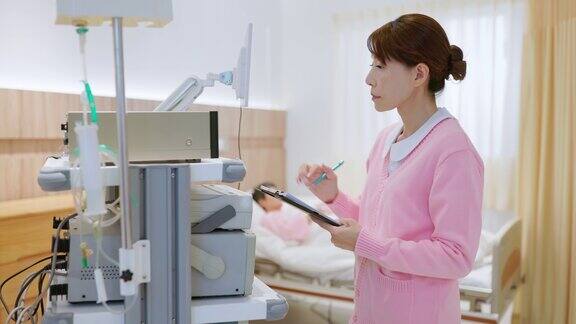 护士操作医疗设备