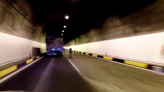 在施工隧道中跟随运输卡车行驶