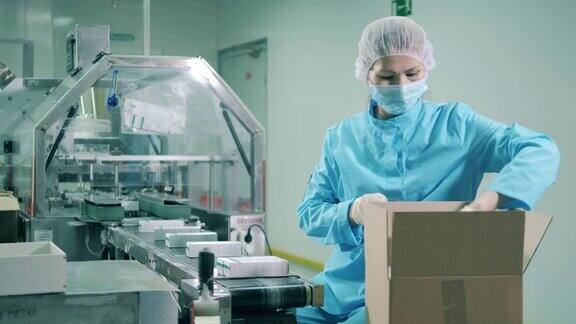 女药理学家正在用药物包装盒子