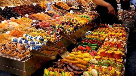 在LaBoqueria市场展示彩色糖果西班牙巴塞罗那