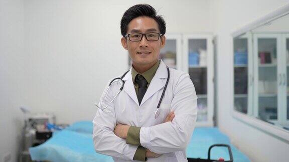 亚洲华人医生的肖像与听诊器在医生的办公室