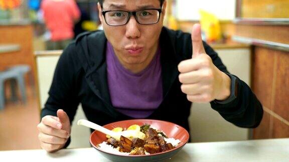 旅游博客展示香港本地食物在餐厅