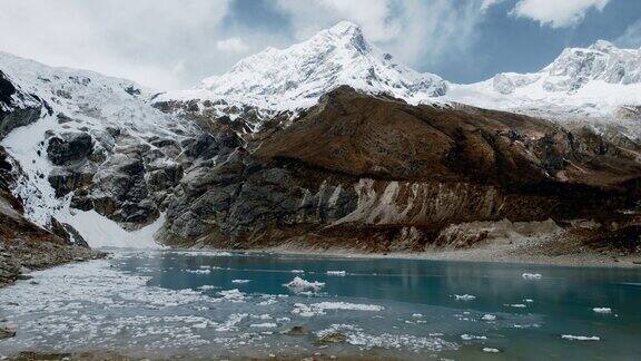 风景与山湖尼泊尔的山脉