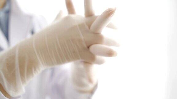 医生戴着塑料手套