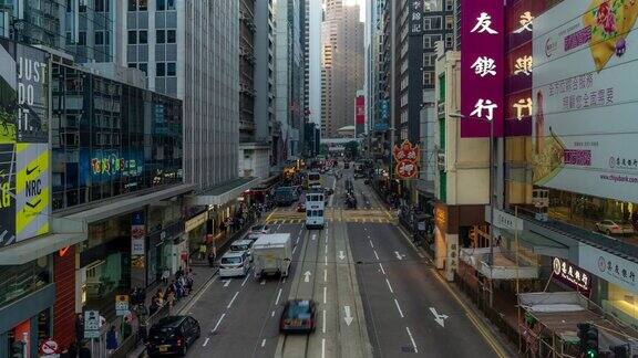 慢镜头:行人与历史电车背景在香港市中心