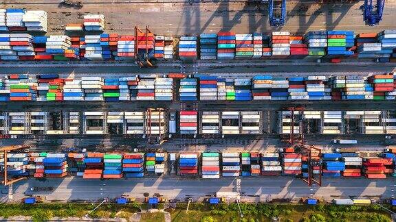 鸟瞰图4k时间流逝工业港与集装箱港是航运的一部分