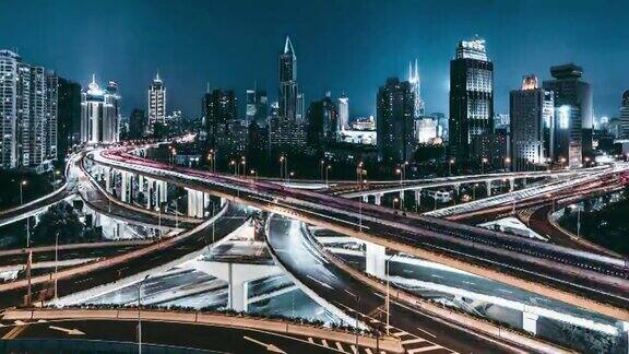 TU无人机视角的立交桥和城市交通在夜间