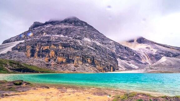 中国亚丁自然保护区雪峰奶湖