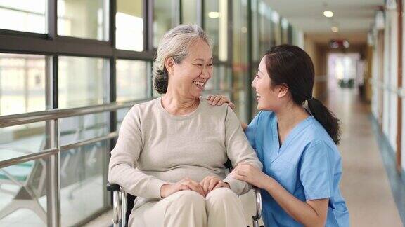 友好的女员工在走廊和亚洲老妇人交谈