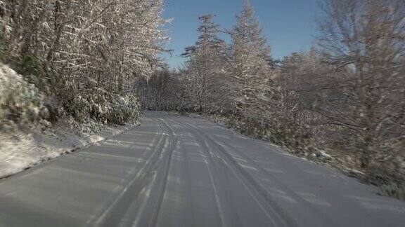 冬季雪地道路驾驶-阳光小川原关隘在日本长野