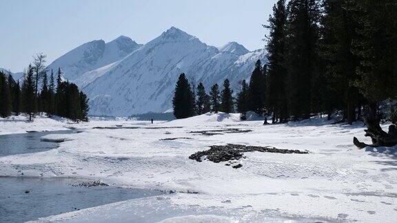 冬季阿尔泰山木尔塔河被冰雪覆盖