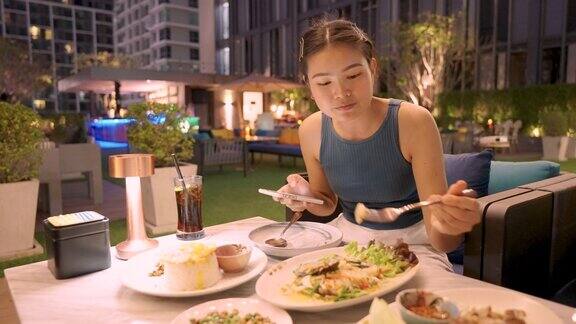 女性晚餐享受泰国美食..