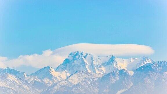 天山博格达峰上的美丽云朵