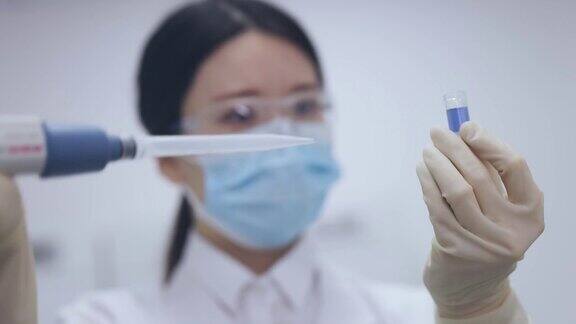 亚洲女性科学家在实验室工作